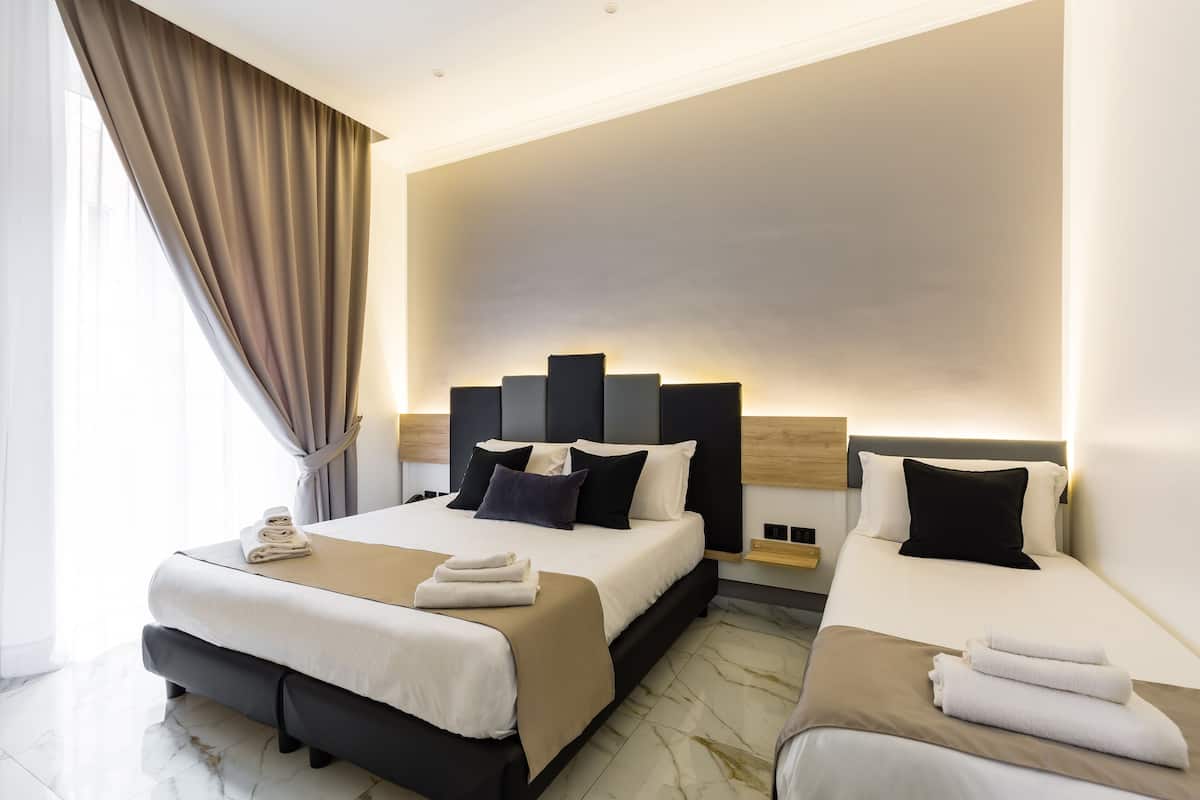 Family Room | Bar mini, peti besi dalam bilik, langsir/tirai gelap terus, kalis bunyi