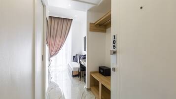 Habitación triple Confort, vistas a la montaña (Vesuvio View) | Minibar, caja fuerte, cortinas opacas y sistema de insonorización
