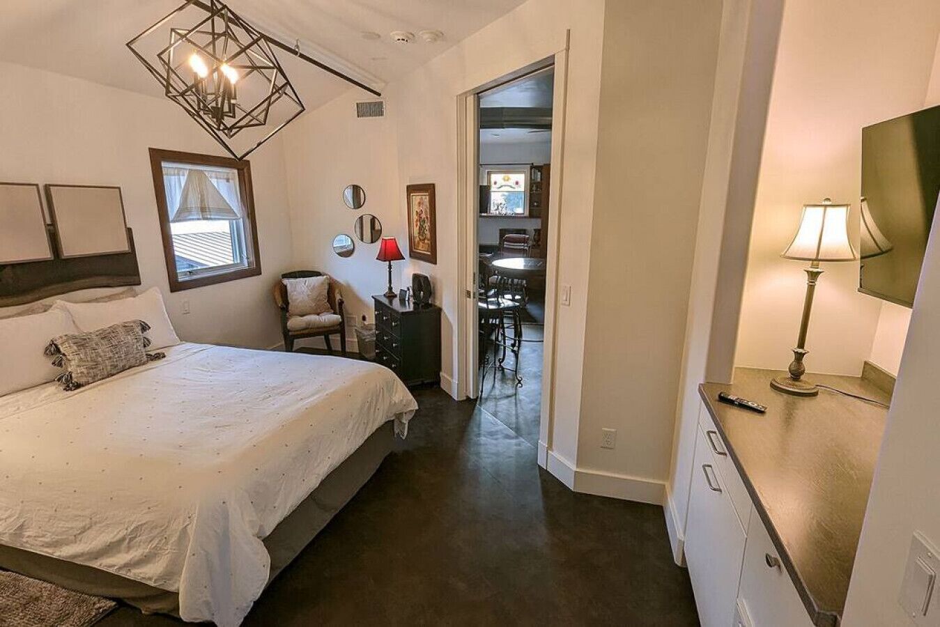 1 soverom, skrivebord, strykejern/-brett og wi-fi (inkludert)