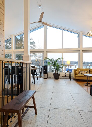 Lake House Chalet, Laurentides, Pet Friendly, Waterfront, Beach, Private, Luxury