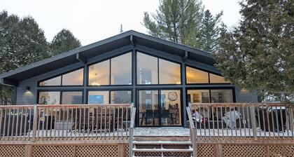 Lake House Chalet, Laurentides, Pet Friendly, Waterfront, Beach, Private, Luxury