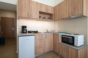 Oven, stovetop, coffee/tea maker, toaster