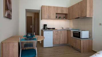 Ofen, Herdplatte, Wasserkocher mit Kaffee-/Teezubehör, Toaster