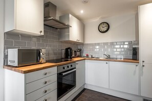 Fridge, microwave, oven, stovetop - Cosy and Bright 1 Bedroom Apartment in Leeds