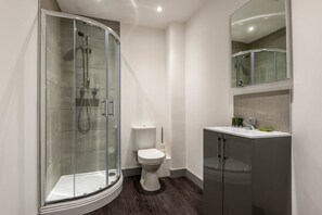 Shower, free toiletries, hair dryer, towels - Modern Contemporary 1 bed Apt in Leeds city centre (Leeds)
