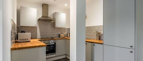 Jääkaappi, mikroaaltouuni, uuni, liesi