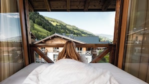 Ein Schlafzimmer mit Blick auf eine Berglandschaft.