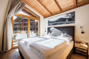 Penthouse-Apartment 3A | Hypo-allergenic bedding, desk, cribs/infant beds, rollaway beds