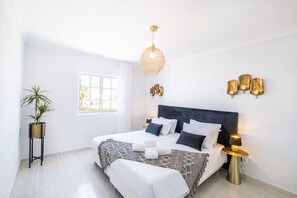 4 bedrooms, iron/ironing board, WiFi, bed sheets