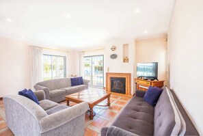 TV, DVD player, stereo - Maria Palace - Games room, gym & bar (Albufeira)