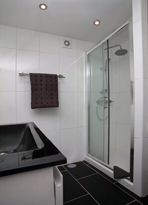Een douche, een haardroger, handdoeken