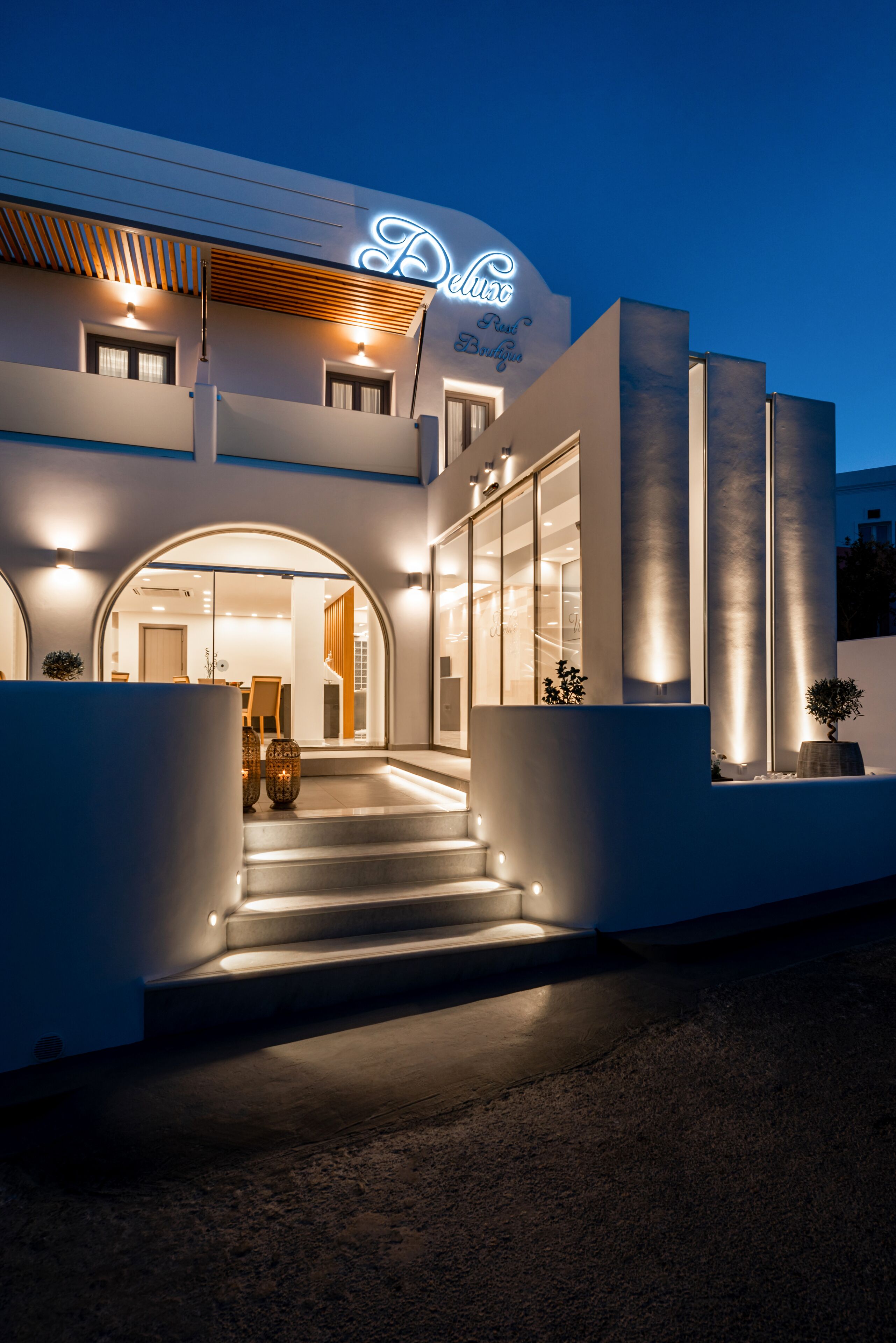Bagian depan properti - sore/malam