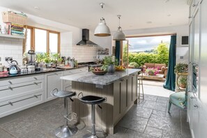Dishwasher - Family Gem in Bath, sleeps 18, stunning view (Bath)