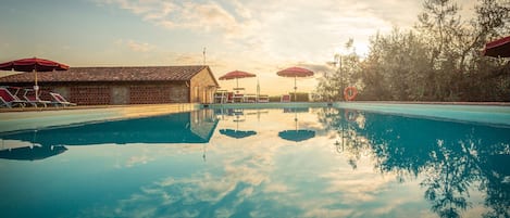 Una piscina al aire libre