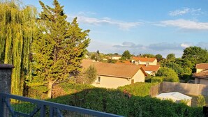 A residential area with houses, trees, and a clear sky. - Modern, fully-equipped apartment (L'Isle-Jourdain)