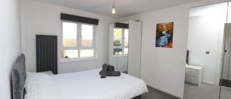 2 bedrooms, desk, free WiFi, bed sheets