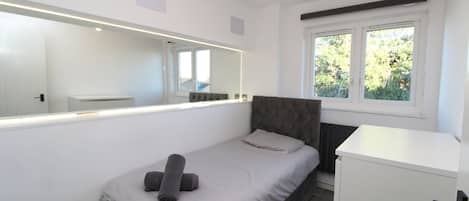2 bedrooms, desk, free WiFi, bed sheets