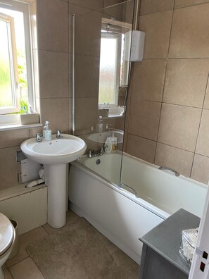 Bathtub, towels, soap, shampoo - Luxury Flat in London (London)