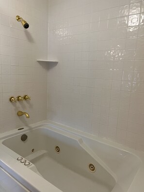 Combined shower/bathtub, jetted bath, towels, toilet paper