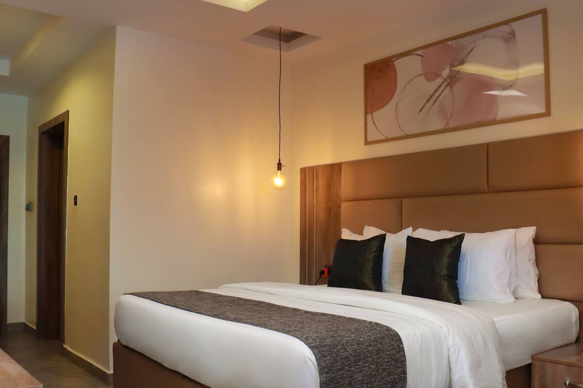 In-room safe, individually furnished, desk, laptop workspace