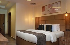 In-room safe, individually furnished, desk, laptop workspace
