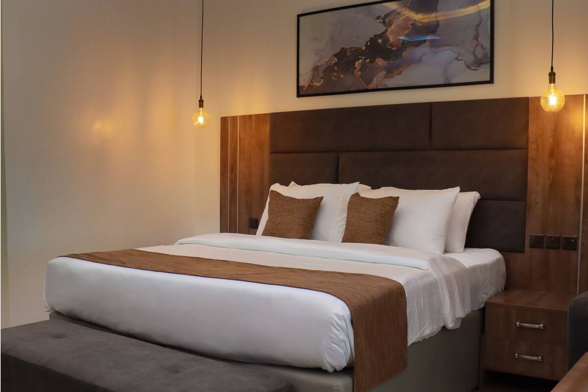 In-room safe, individually furnished, desk, laptop workspace