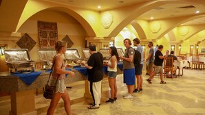 Un espace buffet doté de plusieurs points de service, d’un sol carrelé et d’un plafond voûté à l’aspect chaleureux.