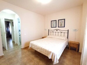 3 dormitorios, tabla de planchar con plancha, ropa de cama