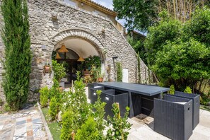 Outdoor dining - Errances Provençales (Saint-Remy-de-Provence)
