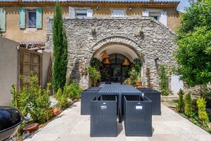 Outdoor dining - Errances Provençales (Saint-Remy-de-Provence)