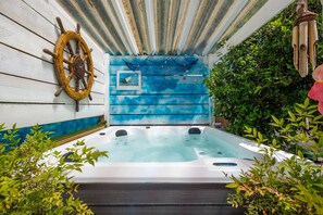 Outdoor spa tub - Errances Provençales (Saint-Remy-de-Provence)
