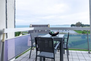 Outdoor dining - Optimist - vue mer - One Bedroom Apartment, Sleeps 4 (Saint-Cast-le-Guildo)