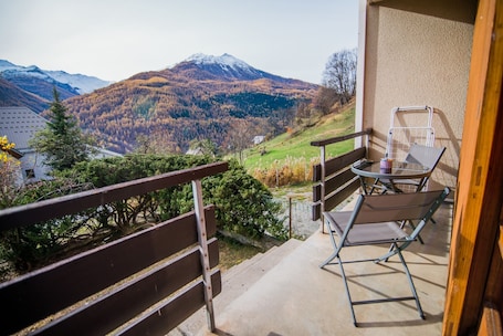 Restauration extérieure. Les Tilleuls 22 - rez de jardin - balcon vue montagne