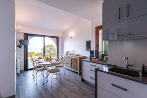 Een koelkast, een microgolfoven, een oven, een vaatwasser