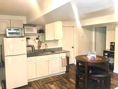 Tucked away garden level studio near Cambridge 6413