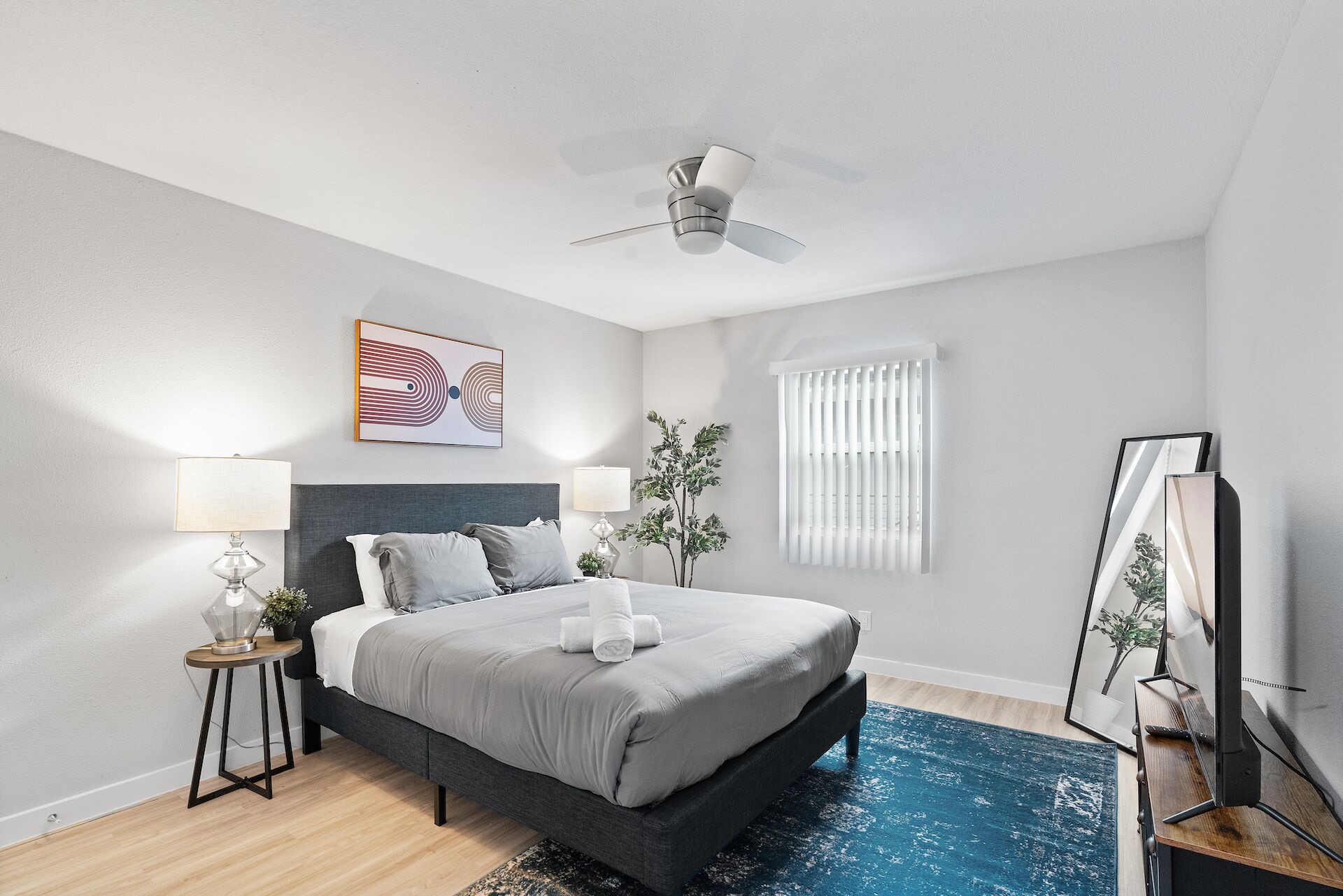 Modern 2BR Near UT | Hyde Park | Evonify 3810