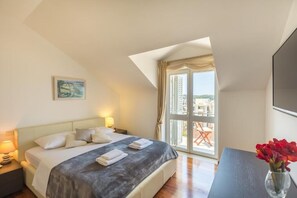 2 chambres, coffres-forts dans les chambres, bureau