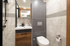 Douche, douche à « effet pluie », sèche-cheveux, chaussons