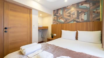 Habitación triple Deluxe | Colchones Select Comfort, tabla de planchar con plancha, wifi gratis