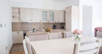 Spacious Villa "La Famiglia" with private heated pool