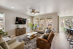 Televisión, consola de videojuegos, futbolito y tenis de mesa