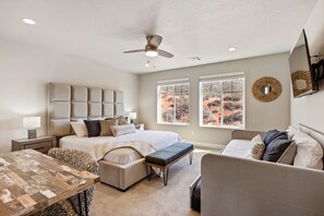 11 Schlafzimmer, Schreibtisch, Bügeleisen/Bügelbrett, Reisekinderbett