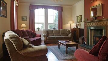 Televisión, reproductor de DVD, futbolito y estéreo