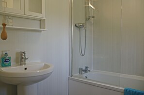 Combined shower/tub, hair dryer, towels