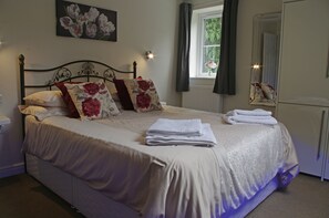 3 bedrooms, iron/ironing board, travel crib, free WiFi - Country Hideaways | Badger's Holt | Masham (Masham)