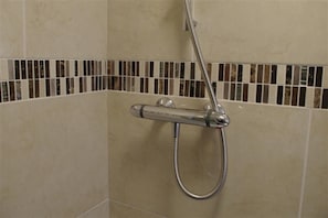 Combined shower/tub, hair dryer, towels - Country Hideaways | Badger's Holt | Masham (Masham)
