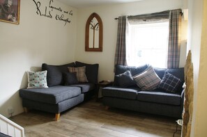 TV, DVD player - Country Hideaways | Briar Cottage | Middleham (Leyburn)