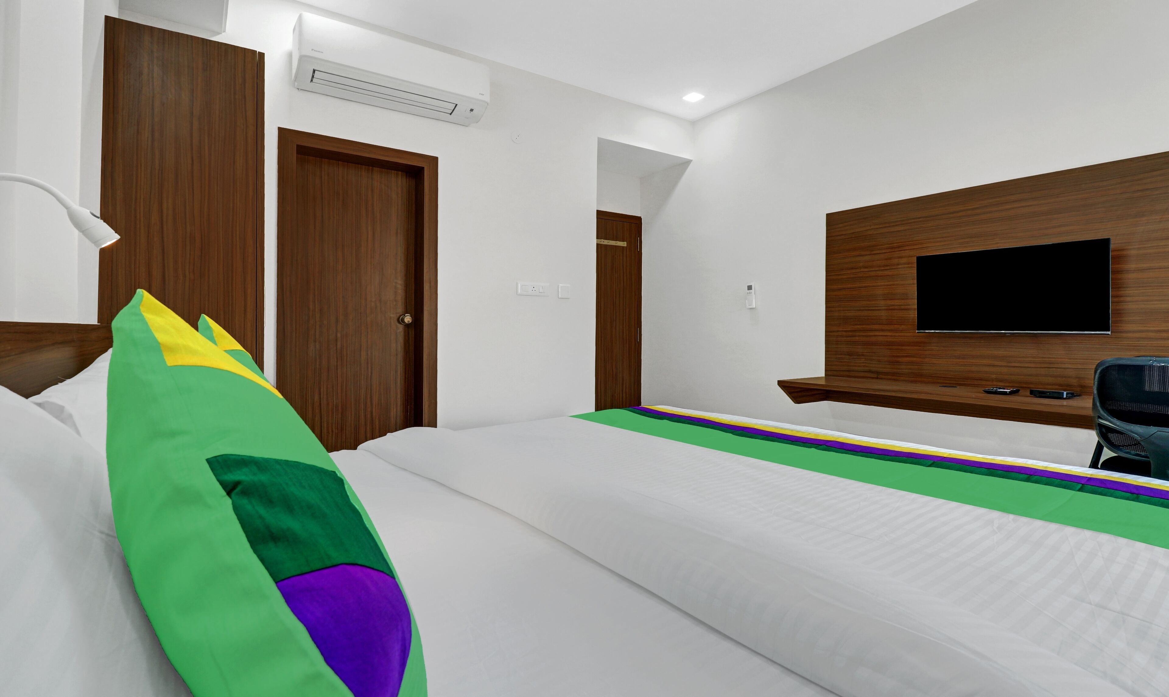 Habitación estándar | Escritorio y tabla de planchar con plancha