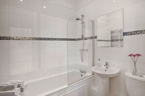 Combined shower/tub, hair dryer, towels
