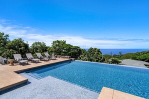 A heated pool - Hale Joli: Historic Hawaiian Home w/Ocean Views, Lanai & BBQ Area (Kailua-Kona)